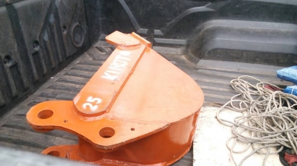 รับสั่งทำและขายบุ้งกี้ปากแคบสำหรับวางท่อปะปา และ บุ้งกี่ตักดินขึ้นสิบล้อขนาดกว้าง  โคมัสสุ คุโบต้า ยันม่าร์ ทุกรุ่น ขนาดแล้วแต่ลูกค้าต้องการ รับประกันความแข็งแรง