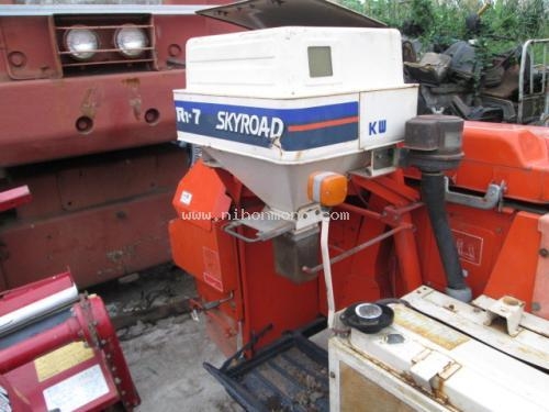 รถเกี่ยวข้าวนั่งขับ KUBOTA R1-7 เครื่องยนต์ดีเซล รหัสสินค้า 13001473 www.nihonmono.com รถเกี่ยวข้าวนั่งขับ KUBOTA R1-7 เครื่องยนต์ดีเซล รหัสสินค้า 13001473 www.nihonmono.com