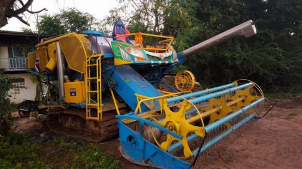 ขายรถเกี่ยวข้าว เกษตรพัฒนา เครื่อง260เทอร์โบ JO8C ช่วงล่างดี สภาพพร้อมใช้งาน ราคา720,000 สนใจโทร 090