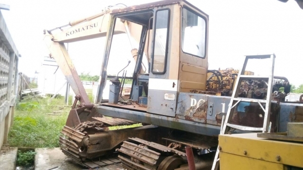 ขายเหมารถแมคโค โคมัสสุ PC-100-3 สภาพสมบูรณ์ 1คัน สภาพไม่สมบูรณ์ 1คัน ขาดตัวเดิน เครื่องไม่เดิม ปั้มมี ขายไม่แพงครับสนใจโทรมาคุยกันครับ