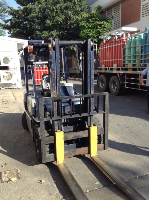 +++ ขายโฟล์คลิฟท์  KOMATSU FD25  ขนาด  2.5  ตัน  (รถเก่าเก็บ สภาพป้ายแดง  900  ชม.)  เครื่องยนต์ดีเซล  เสา  3  ม.  เกียร์ออโตเมติค  งา 1,300  มม.  ยางตัน