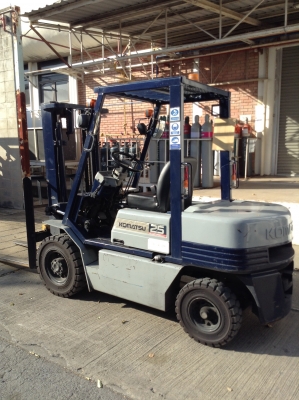 +++ ขายโฟล์คลิฟท์  KOMATSU FD25  ขนาด  2.5  ตัน  (รถเก่าเก็บ สภาพป้ายแดง  900  ชม.)  เครื่องยนต์ดีเซล  เสา  3  ม.  เกียร์ออโตเมติค  งา 1,300  มม.  ยางตัน