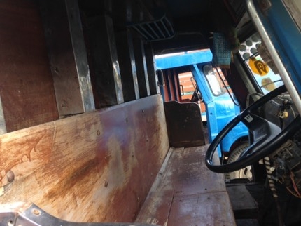 ดั้มท์ 185 แรง เพลาเดียว ท้ายฟูโช่ เพาเวอร์ แชสชีสวย ยางเต็ม  ราคา  285,000  บาท