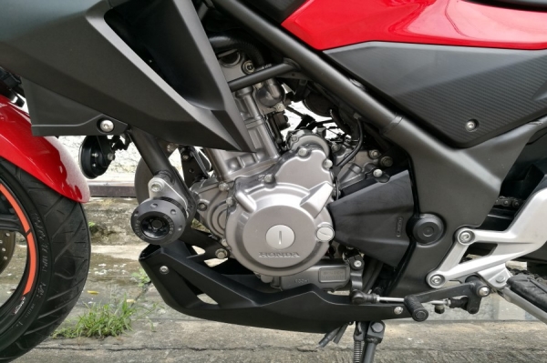 Cb300f 2558 วิ่ง5000โล รถบ้านแท้ เล่มชุดโอนครบ ภาษีพรบถึง60