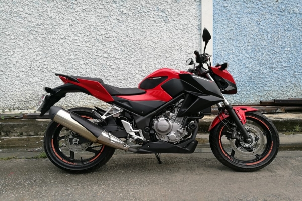 Cb300f 2558 วิ่ง5000โล รถบ้านแท้ เล่มชุดโอนครบ ภาษีพรบถึง60