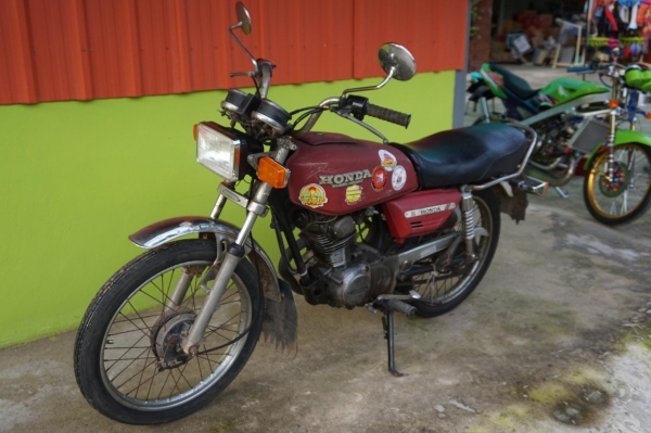 ขาย HONDA GL 100 เดิมเครื่องดีวิ่งดีทะเบียนพร้อมโอน ขาย HONDA GL 100 เดิมเครื่องดีวิ่งดีทะเบียนพร้อมโอน