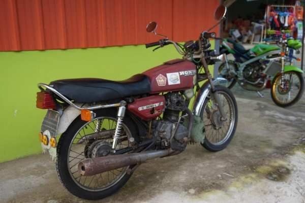 ขาย HONDA GL 100 เดิมเครื่องดีวิ่งดีทะเบียนพร้อมโอน ขาย HONDA GL 100 เดิมเครื่องดีวิ่งดีทะเบียนพร้อมโอน