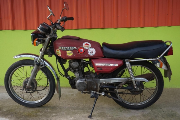 ขาย HONDA GL 100 เดิมเครื่องดีวิ่งดีทะเบียนพร้อมโอน ขาย HONDA GL 100 เดิมเครื่องดีวิ่งดีทะเบียนพร้อมโอน