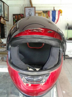 หมวกกันน็อคสีแดง