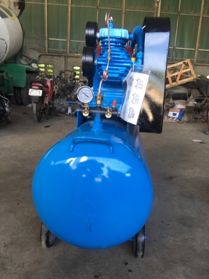 ขายปั้มลมใหม่ ใช้เครื่องยนต์ ดีเซล 7 แรง ถัง 300 ลิตร มีมอเตอร์สตาร์ทด้วย ราคา 39500 บาท