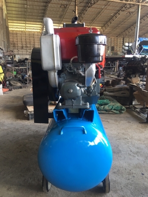 ขายปั้มลมใหม่ ใช้เครื่องยนต์ ดีเซล 7 แรง ถัง 300 ลิตร มีมอเตอร์สตาร์ทด้วย ราคา 39500 บาท