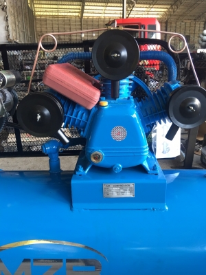 ขายปั้มลมใหม่ ใช้เครื่องยนต์ ดีเซล 7 แรง ถัง 300 ลิตร มีมอเตอร์สตาร์ทด้วย ราคา 39500 บาท