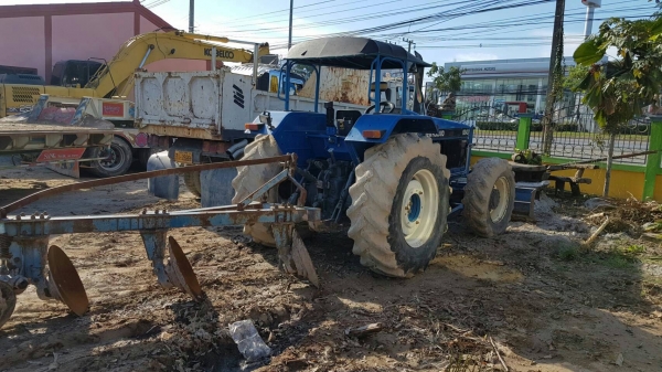 รถไถนา FORD 6640 ปี52NEW HOLLANDคานหน้าคาเรโล2เพลา มีผาน3ดันหน้า เจ้าของขายเอง รถไถนา FORD 6640 ปี52NEW HOLLANDคานหน้าคาเรโล2เพลา มีผาน3ดันหน้า เจ้าของขายเอง