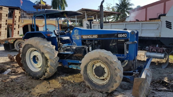 รถไถนา FORD 6640 ปี52NEW HOLLANDคานหน้าคาเรโล2เพลา มีผาน3ดันหน้า เจ้าของขายเอง