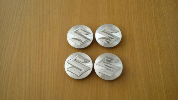 ฝาปิดดุมล้อ Suzuki แบบสีเงิน