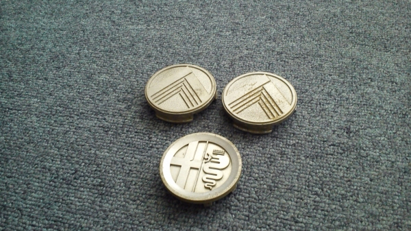 เศษฝาปิดดุมล้อ CITROEN และ Alfa Romeo เศษฝาปิดดุมล้อ CITROEN และ Alfa Romeo