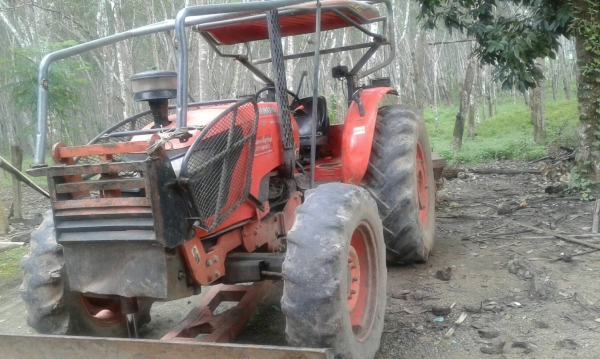 รถไถ KUBOTA  M8540  ,  2 เพลา. ปี 53.   สนใจติดต่อ  081 - 6079515