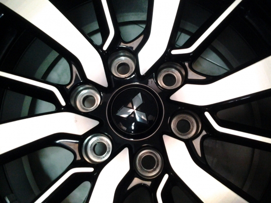 แม็กMitsubishi allnew Pajaro sport พร้อมยางป้ายแดง