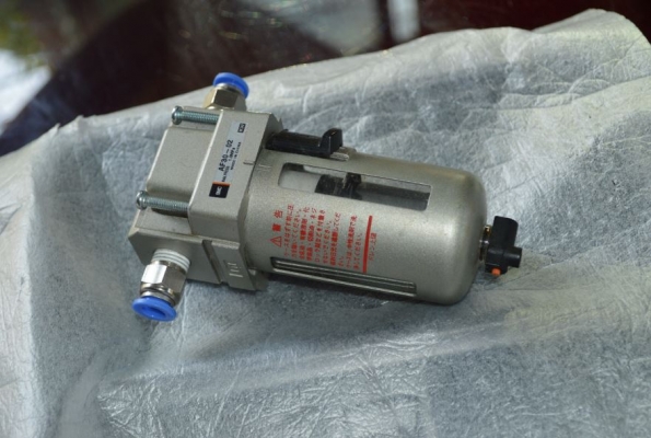 อุปกรณ์ดักน้ำสำหรับปั้มลมพร้อมข้อต่อ