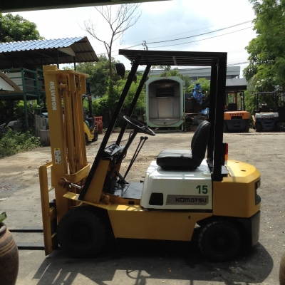 +++ ขายโฟล์คลิฟท์  KOMATSU FD15-14  ขนาด  1.5  ตัน  เครื่องยนต์ดีเซล  เสา  3  เมตร  เกียร์ธรรมดา  งา 1,070  มม.  ยางลมครับ