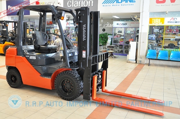 รถโฟล์คลิฟท์พร้อมขาย TOYOTA รุ่น  8FD25-11108 นำเข้าจากประเทศญี่ปุ่น 100\% ไม่เคยใช้งานในไทย