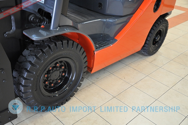 รถโฟล์คลิฟท์พร้อมขาย TOYOTA รุ่น  8FD25-11108 นำเข้าจากประเทศญี่ปุ่น 100\% ไม่เคยใช้งานในไทย