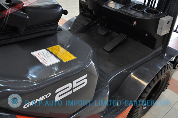 รถโฟล์คลิฟท์พร้อมขาย TOYOTA รุ่น  8FD25-11108 นำเข้าจากประเทศญี่ปุ่น 100\% ไม่เคยใช้งานในไทย