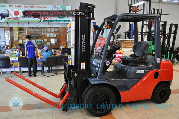 รถโฟล์คลิฟท์พร้อมขาย TOYOTA รุ่น  8FD25-11301 นำเข้าจากประเทศญี่ปุ่น 100\% ไม่เคยใช้งานในไทย