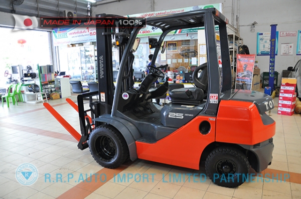 รถโฟล์คลิฟท์พร้อมขาย TOYOTA รุ่น  8FD25-11301 นำเข้าจากประเทศญี่ปุ่น 100\% ไม่เคยใช้งานในไทย