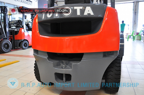 รถโฟล์คลิฟท์พร้อมขาย TOYOTA รุ่น  8FD25-11301 นำเข้าจากประเทศญี่ปุ่น 100\% ไม่เคยใช้งานในไทย