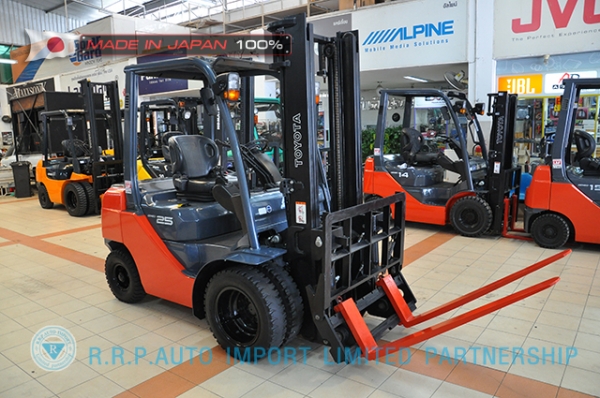รถโฟล์คลิฟท์พร้อมขาย TOYOTA รุ่น  8FD25-11301 นำเข้าจากประเทศญี่ปุ่น 100\% ไม่เคยใช้งานในไทย