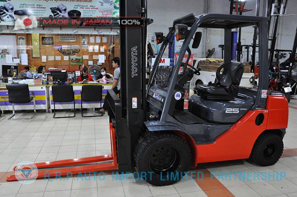 รถโฟล์คลิฟท์พร้อมขาย TOYOTA รุ่น  8FD25-32961 นำเข้าจากประเทศญี่ปุ่น 100\% ไม่เคยใช้งานในไทย