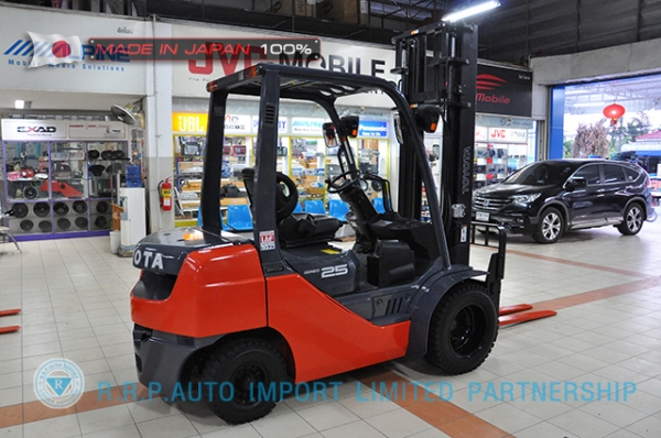 รถโฟล์คลิฟท์พร้อมขาย TOYOTA รุ่น  8FD25-32961 นำเข้าจากประเทศญี่ปุ่น 100\% ไม่เคยใช้งานในไทย