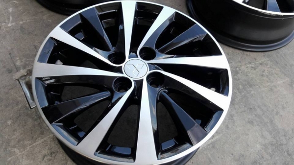 ขายล้อแม็ก mitsu attrage 15" สีดำหน้าเงา สนใจติดต่อ ร้าน ก.เจริญการยาง ครับ 081-3747940