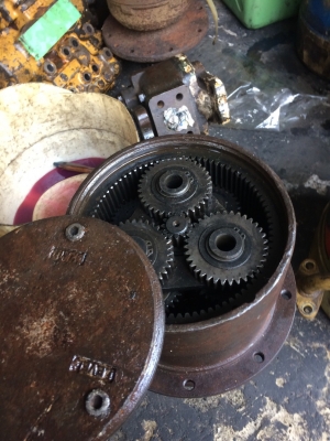 อะไหล่เซียงกงรังสิตตัวเดินpc40-7เก่านอกไม่มีมอเตอร์ สภาพเฟือง95\%