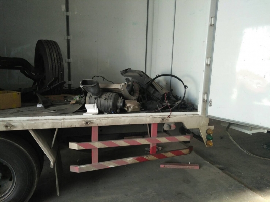 FVM 240 หกล้อช่วงยาว 7 เมตรกว่าสภาพเครื่องเกียรสมบูรณ์หม้อน้ำอินเตอร์ไม่เสียรถ9เดือน FVM 240 หกล้อช่วงยาว 7 เมตรกว่าสภาพเครื่องเกียรสมบูรณ์หม้อน้ำอินเตอร์ไม่เสียรถ9เดือน