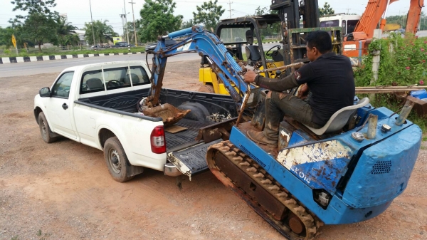 ขึ้นรถกระบะได้ครับ ขนย้ายสะดวก รถขุด แบคโฮ KOBELCO SK014 มีลายหัวเจาะ กระแทกพร้อม เก่าญี่ปุ่น