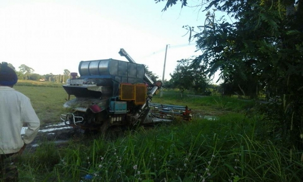 ขายรถเกี่ยวข้าว ส.ทวีการช่าง อุ้ม2.5ตัน เครื่อง195เทอร์โบ ช่วงล่าง22 สภาพพร้อมใช้งาน ตอนนี้รถลงทำงานแล้ว ราคา350,000 สนใจโทร 090-8588220คุณนะ 093-3258446คุณบิว หรือเข้าดูสินค้าอื่นๆได้ที่ www.narong2truck.com หรือ www.truck.in.th/498 หรือเพจFacebook ณรงค์