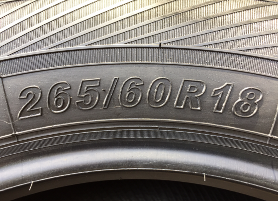 ยาง FARROAD 265 60 18 กลางปี16 ดอกป้ายแดง ตุ่มหน้ายางอยู่ครบ ราคาไม่แพง