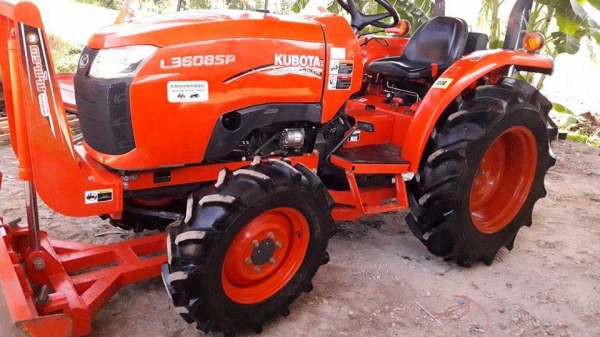 ขายรถไถคูโบต้า  KUBOTA   L 3608SP พร้อมชุดใบมีดดันหน้าคานล่าง  ผาน 6X22