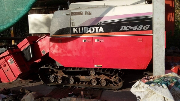 รถเกี่ยวข้าวคูโบต้า  DC 68g นิ้วสปริง  ปี  54  สภาพพร้อมใช้ครับ