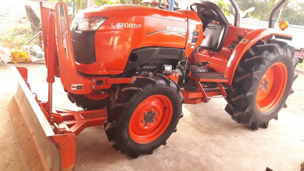 KUBOTA  L 4708 SP (4WD)  2 เพลา   สภาพใหม่สวยๆ   ชั่วโมงใช้   งานน้อย  สีเดิมทั้งคัน  พร้อมชุดใบมีดดันหน้า  ผาน4