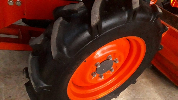 KUBOTA  L 4708 SP (4WD)  2 เพลา   สภาพใหม่สวยๆ   ชั่วโมงใช้   งานน้อย  สีเดิมทั้งคัน  พร้อมชุดใบมีดดันหน้า  ผาน4
