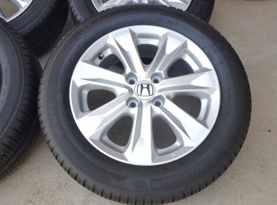 ขายล้อHonda Jazz hybrid 15 ยางปี14  4 ล้อ
