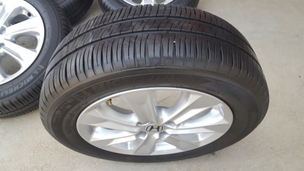 ขายล้อHonda Jazz hybrid 15 ยางปี14  4 ล้อ