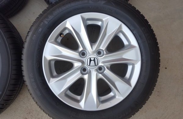 ขายล้อHonda Jazz hybrid 15 ยางปี14  4 ล้อ
