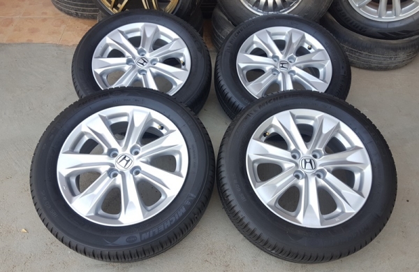 ขายล้อHonda Jazz hybrid 15 ยางปี14  4 ล้อ