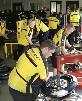 จัดโปร ยางปี15 ราคาถูก กว่าแน่นอน ยางใหม่ มือ1 Dunlop Alpha 13 ยางดีมียี่ห้อ ไว้ใจได้แน่นอนครับ จัดโปร ยางปี15 ราคาถูก กว่าแน่นอน ยางใหม่ มือ1 Dunlop Alpha 13 ยางดีมียี่ห้อ ไว้ใจได้แน่นอนครับ