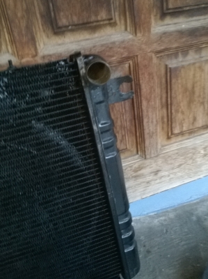 ขายหม้อน้ำ E30  ยกออกจากเครืองm20เกียรออโต้ สภาพok ราคา1300 โทร0924462525โส กทม