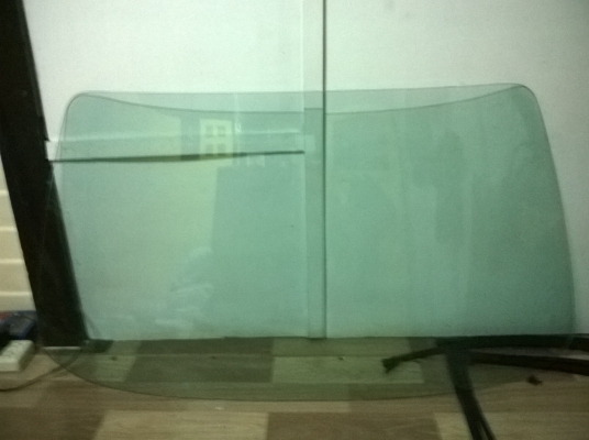 ขายกระจกบานหน้า e30 แท้ติดรถ สภาพokไม่แตกร้าวกระจกไม่เป็นเม็ด ราคา2000 โทร0924462525โส กทม